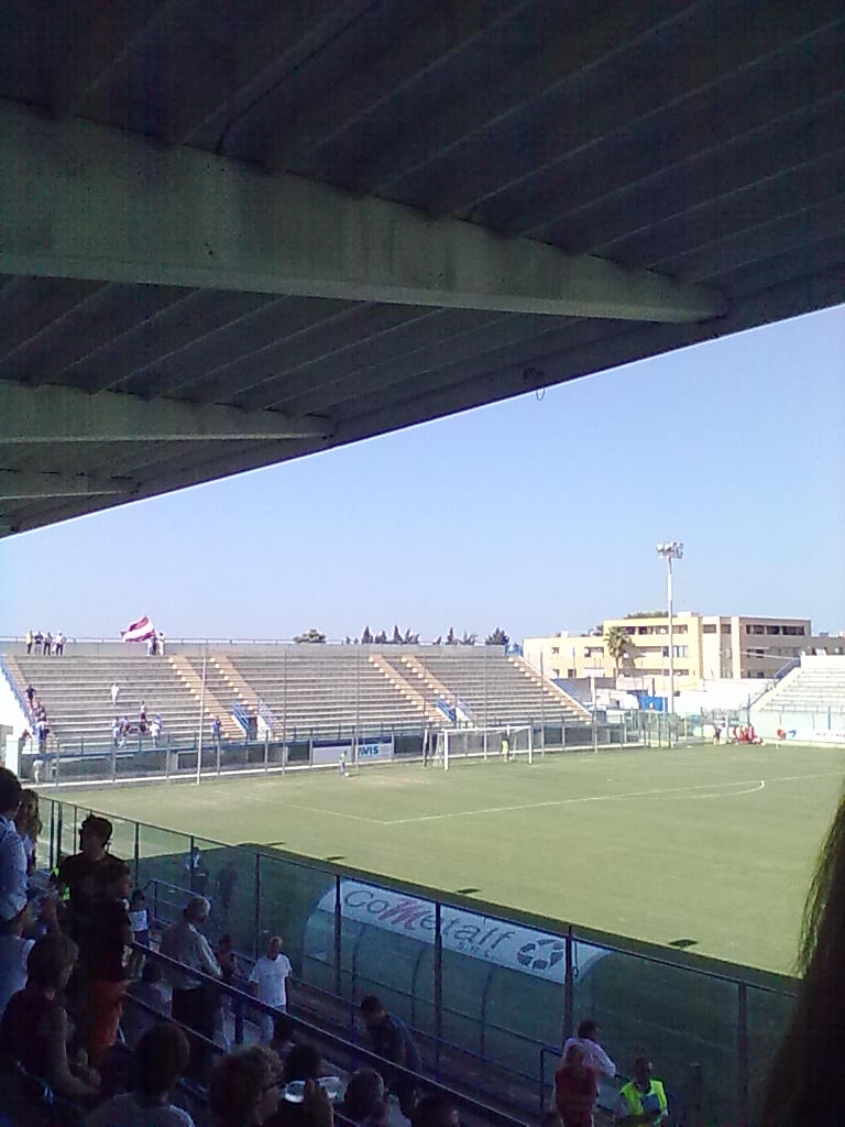L'ampio settore ospiti dello Stadio Comunale "Franco Fanuzzi" di Brindisi. L'impianto brindisino, da questo punto di vista, risulta essere uno dei piu accoglienti e soprattutto piu sicuri (e non solo della Serie D). 